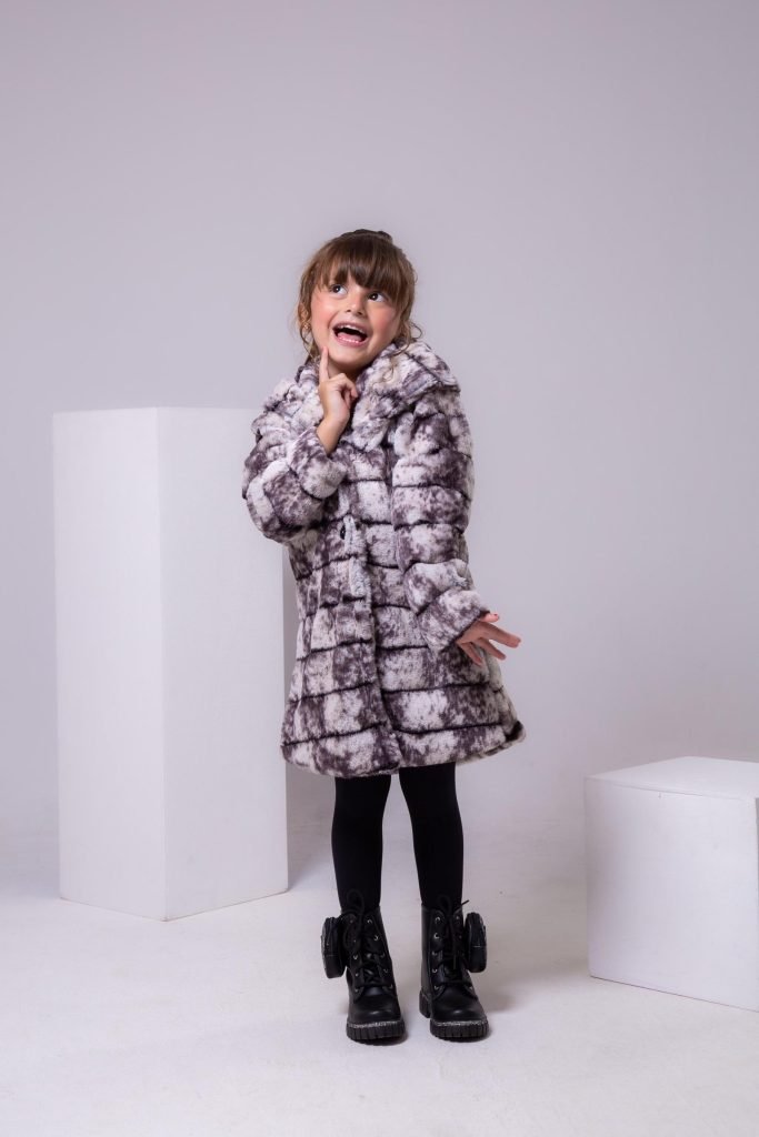 Casaco Peluciado Preto e Branco Mesclado Com Capuz